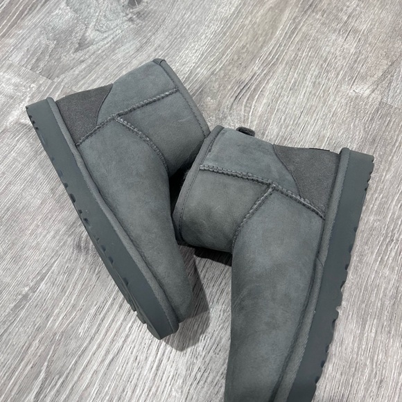 NWOT UGG Classic Mini II Genuine Shearling Lined Boot (Women) - Picture 4 of 8